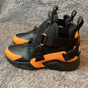 2018 Womens Nike Air Huarache City Utility Black/ Orange Shoes Size 7